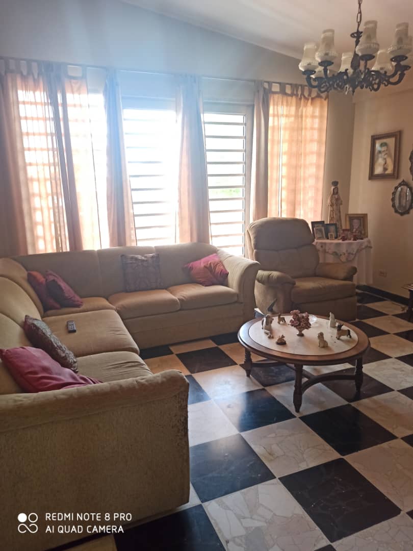 APARTMENT WITH COMMERCIAL PREMISES (RESTAURANT) ON 4 DE MAYO, FOR SALE