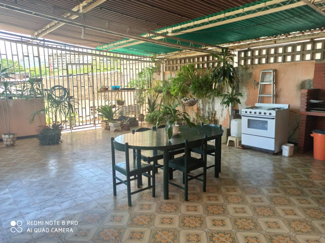 APARTMENT WITH COMMERCIAL PREMISES (RESTAURANT) ON 4 DE MAYO, FOR SALE