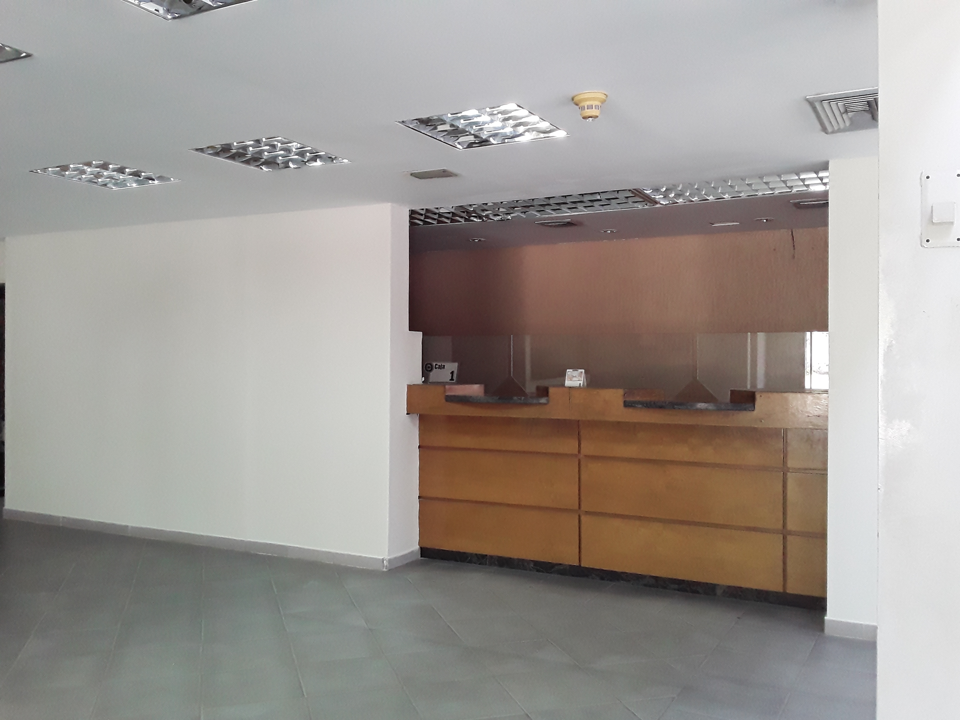 LOCAL EN LOS ROBLES, EN VENTA