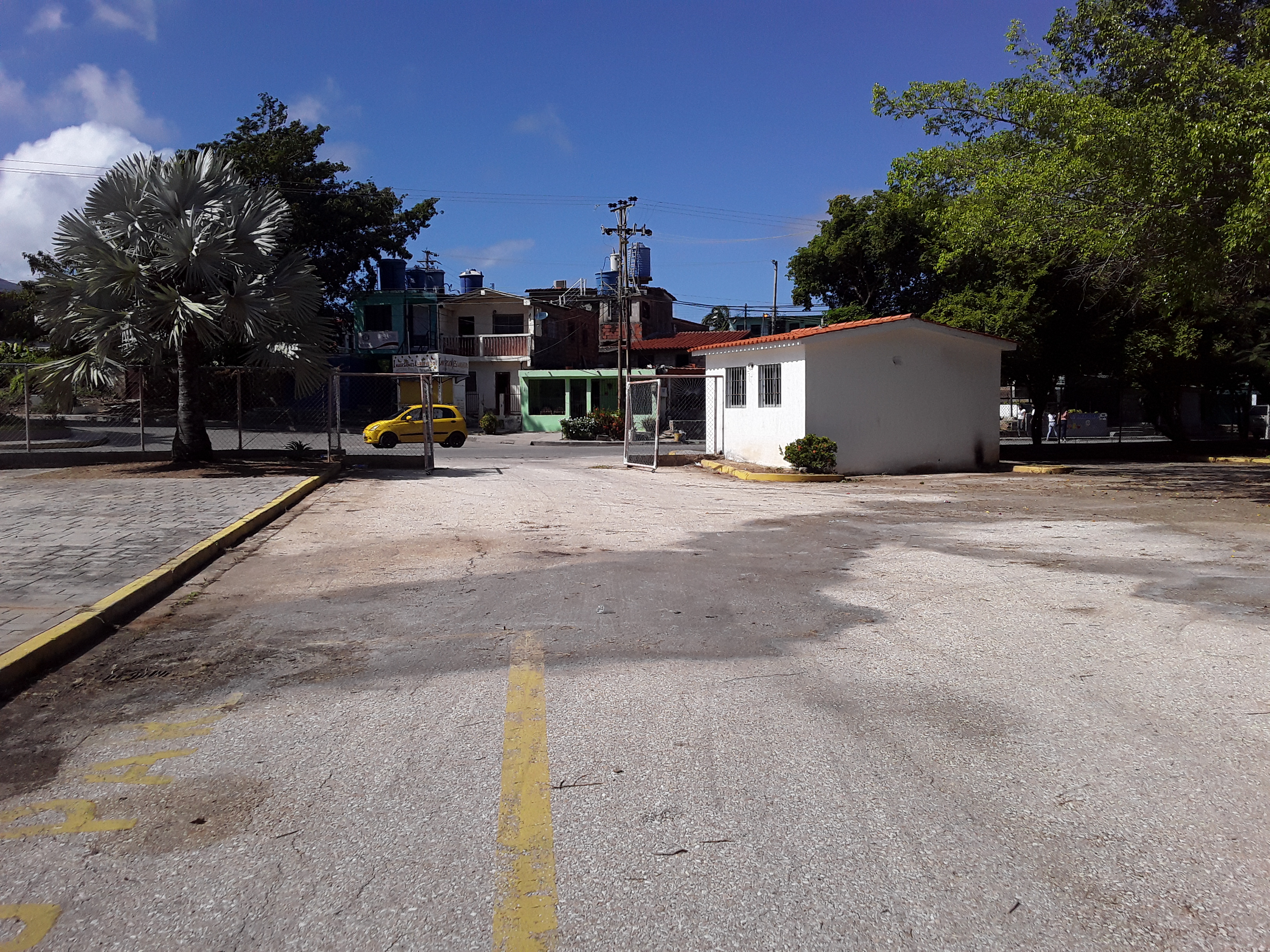 LOCAL EN LOS ROBLES, EN VENTA