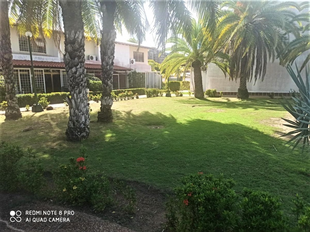 HERMOSO TOWNHOUSE EN URB. MANEIRO, EN VENTA