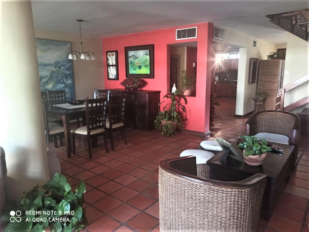 HERMOSO TOWNHOUSE EN URB. MANEIRO, EN VENTA