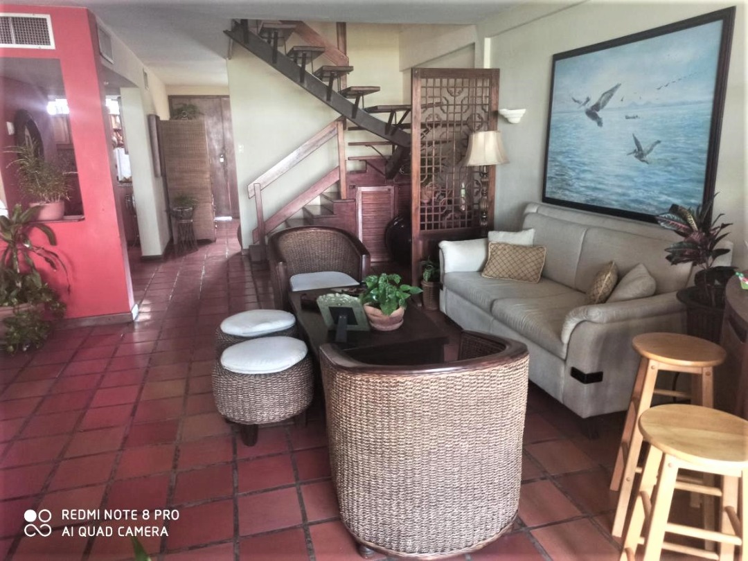 HERMOSO TOWNHOUSE EN URB. MANEIRO, EN VENTA