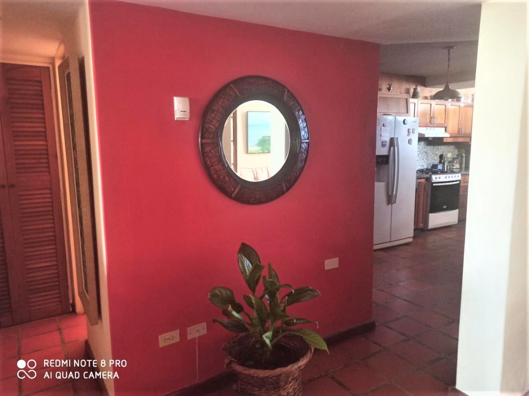 HERMOSO TOWNHOUSE EN URB. MANEIRO, EN VENTA