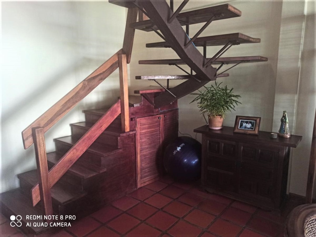 HERMOSO TOWNHOUSE EN URB. MANEIRO, EN VENTA