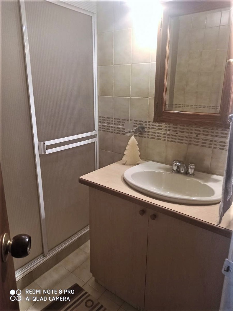 HERMOSO TOWNHOUSE EN URB. MANEIRO, EN VENTA