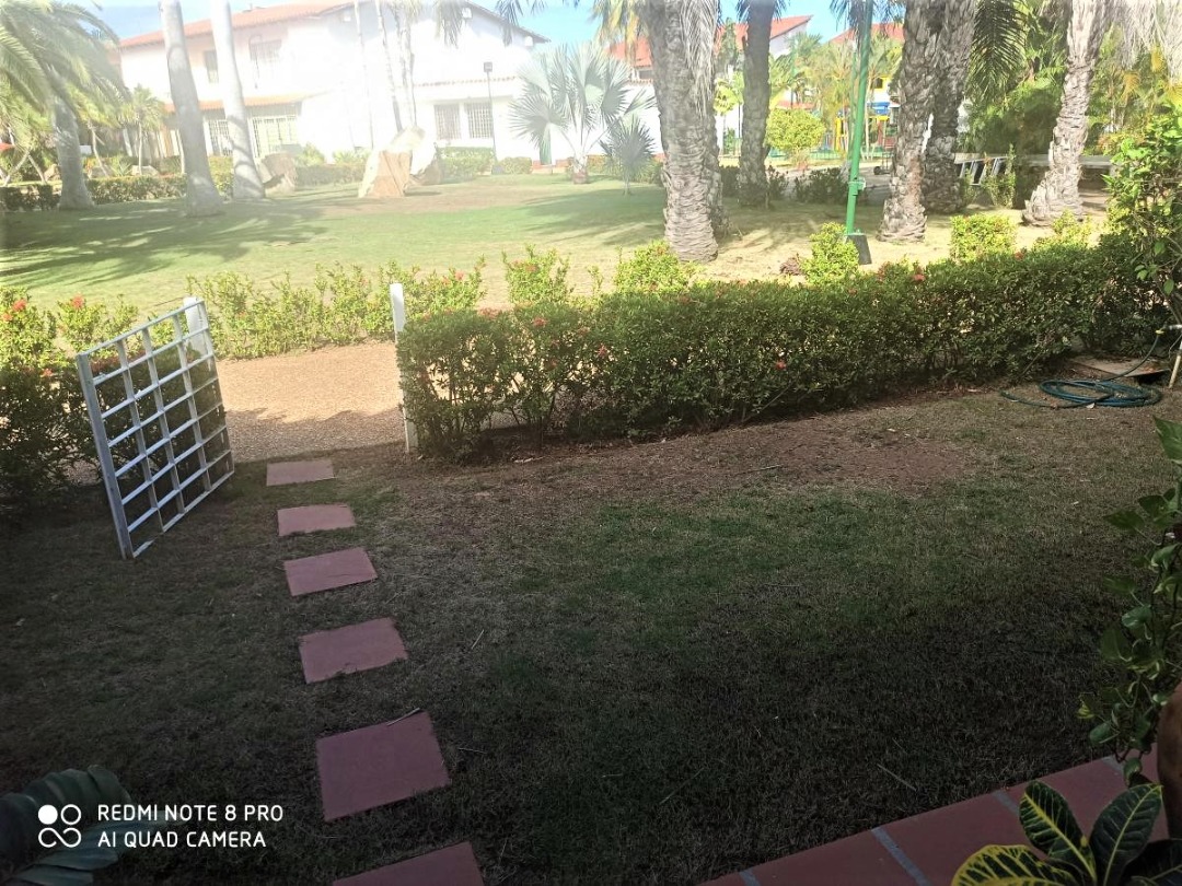 HERMOSO TOWNHOUSE EN URB. MANEIRO, EN VENTA