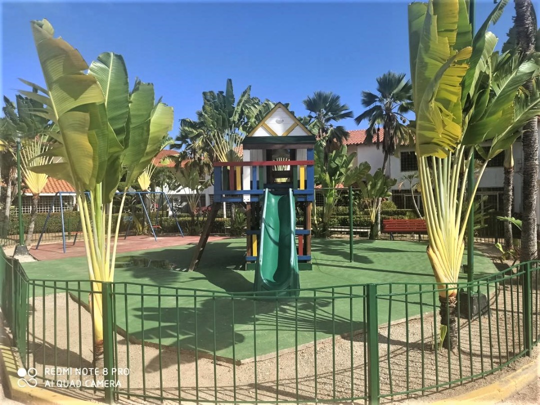 HERMOSO TOWNHOUSE EN URB. MANEIRO, EN VENTA