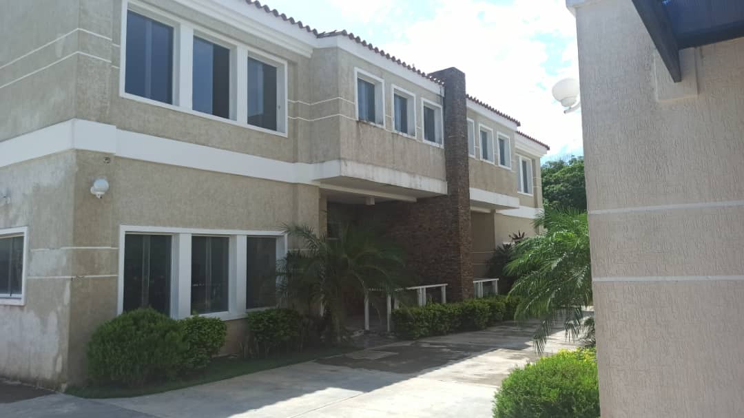 TOWNHOUSE EN URB. MANEIRO, EN VENTA