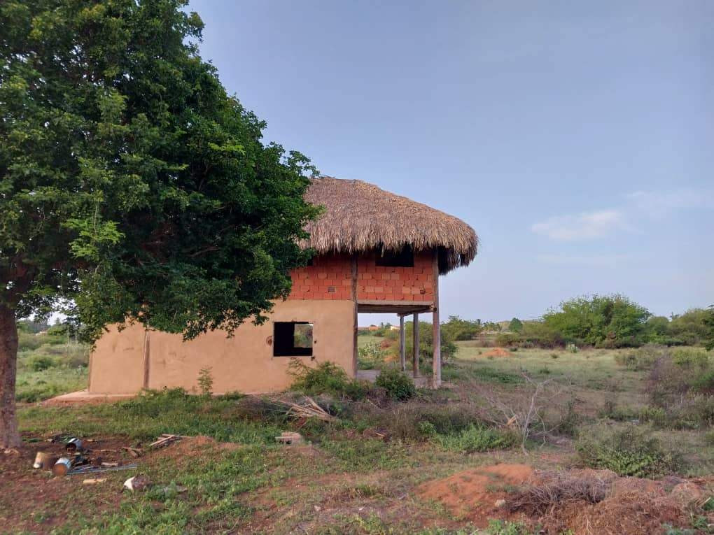 TERRENO CON BIENHECHURIA, EN SECTOR LA MIRA.