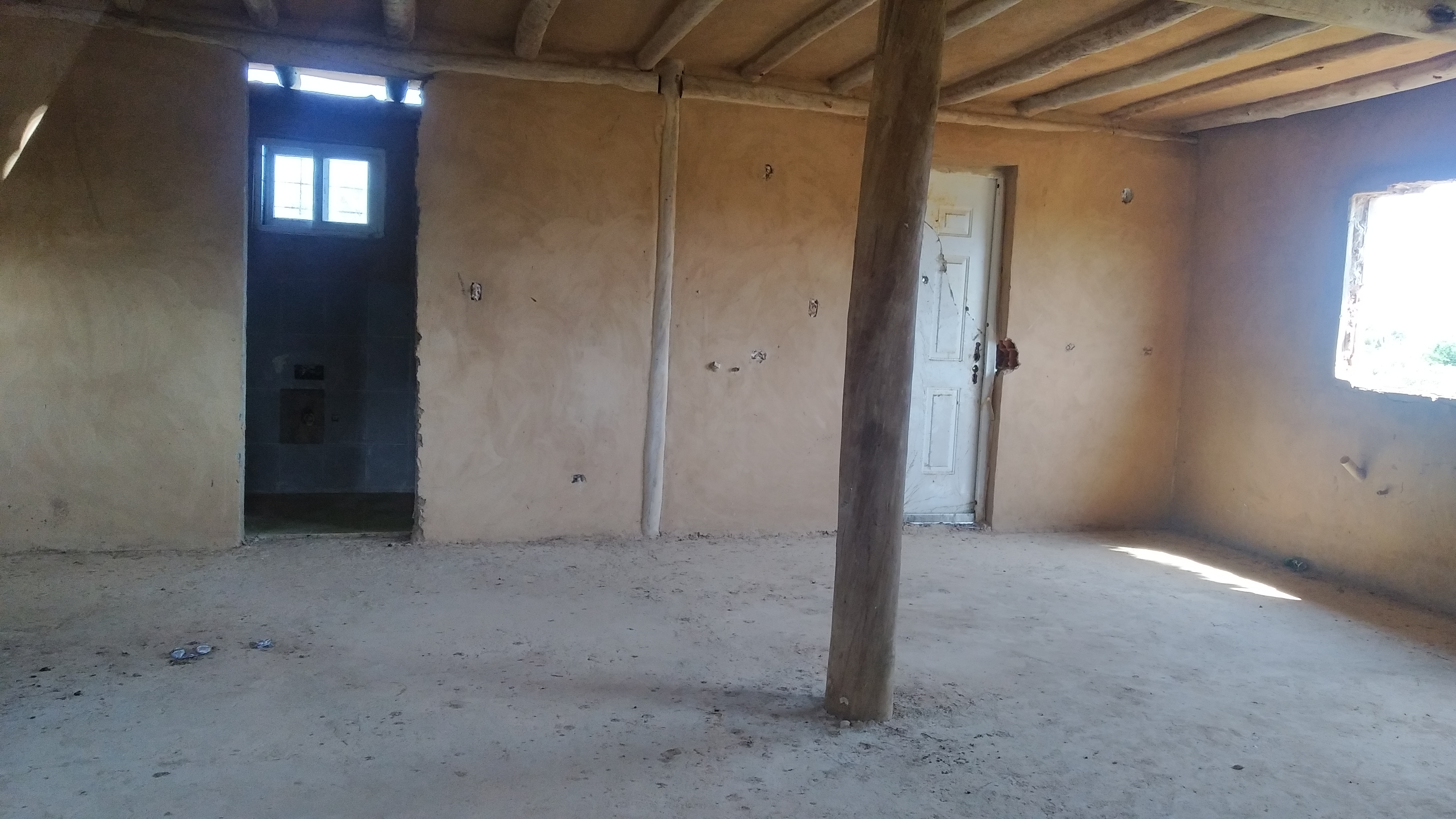 TERRENO CON BIENHECHURIA, EN SECTOR LA MIRA.