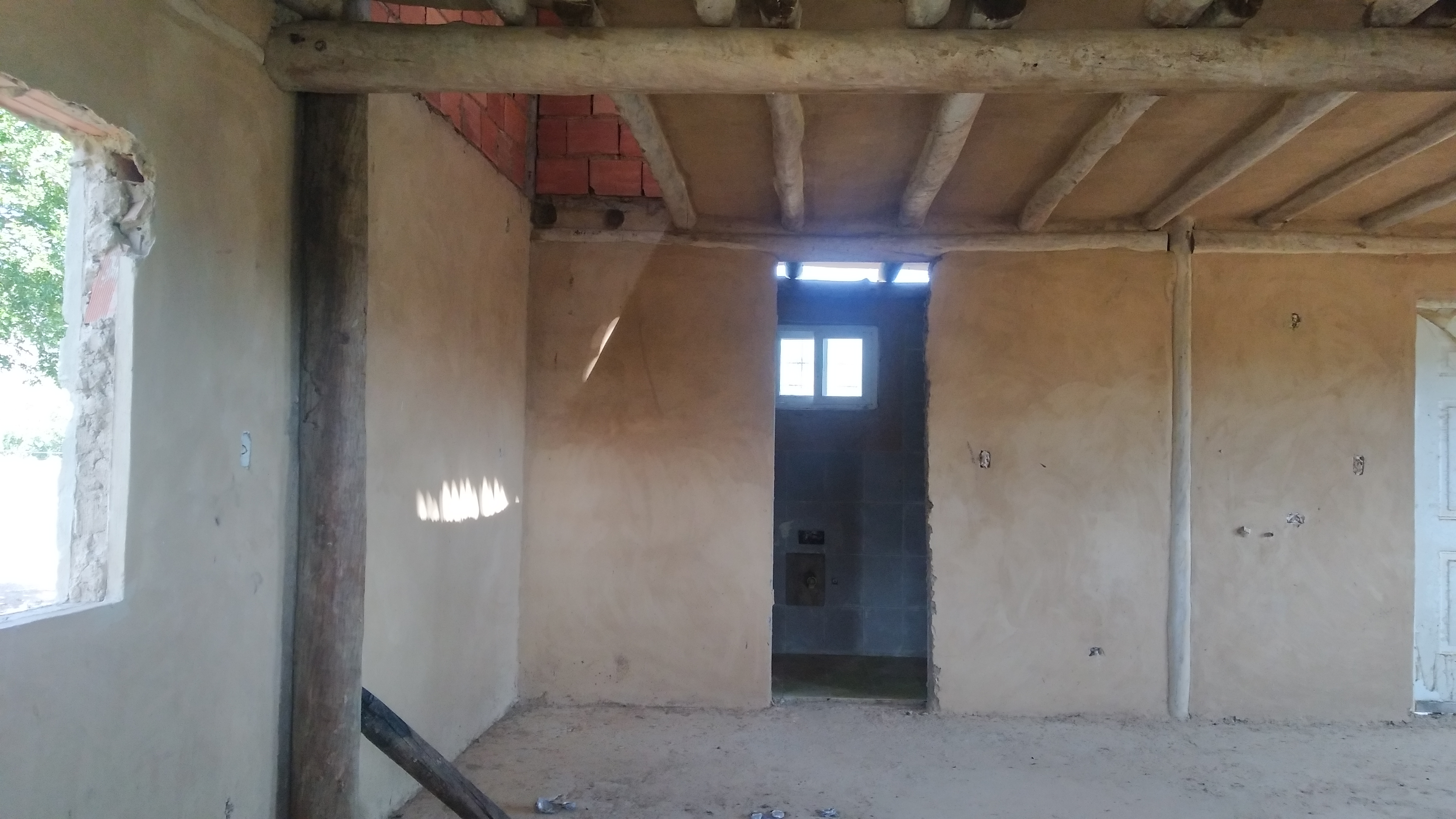 TERRENO CON BIENHECHURIA, EN SECTOR LA MIRA.