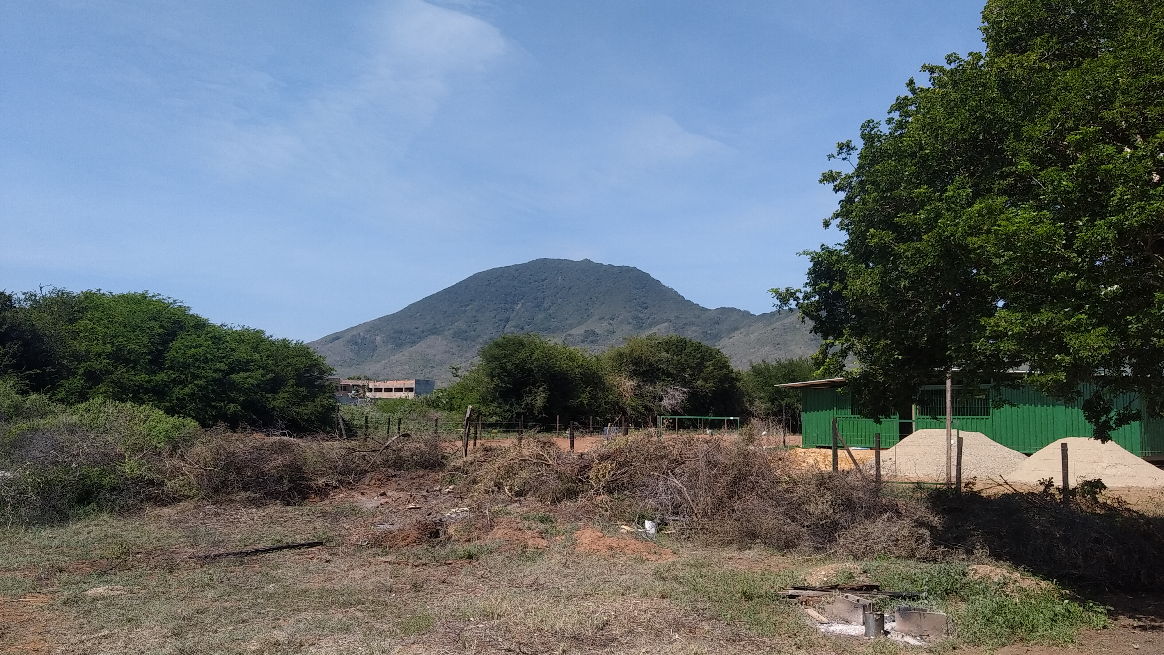 TERRENO CON BIENHECHURIA, EN SECTOR LA MIRA.