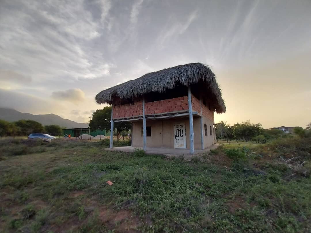 TERRENO CON BIENHECHURIA, EN SECTOR LA MIRA.