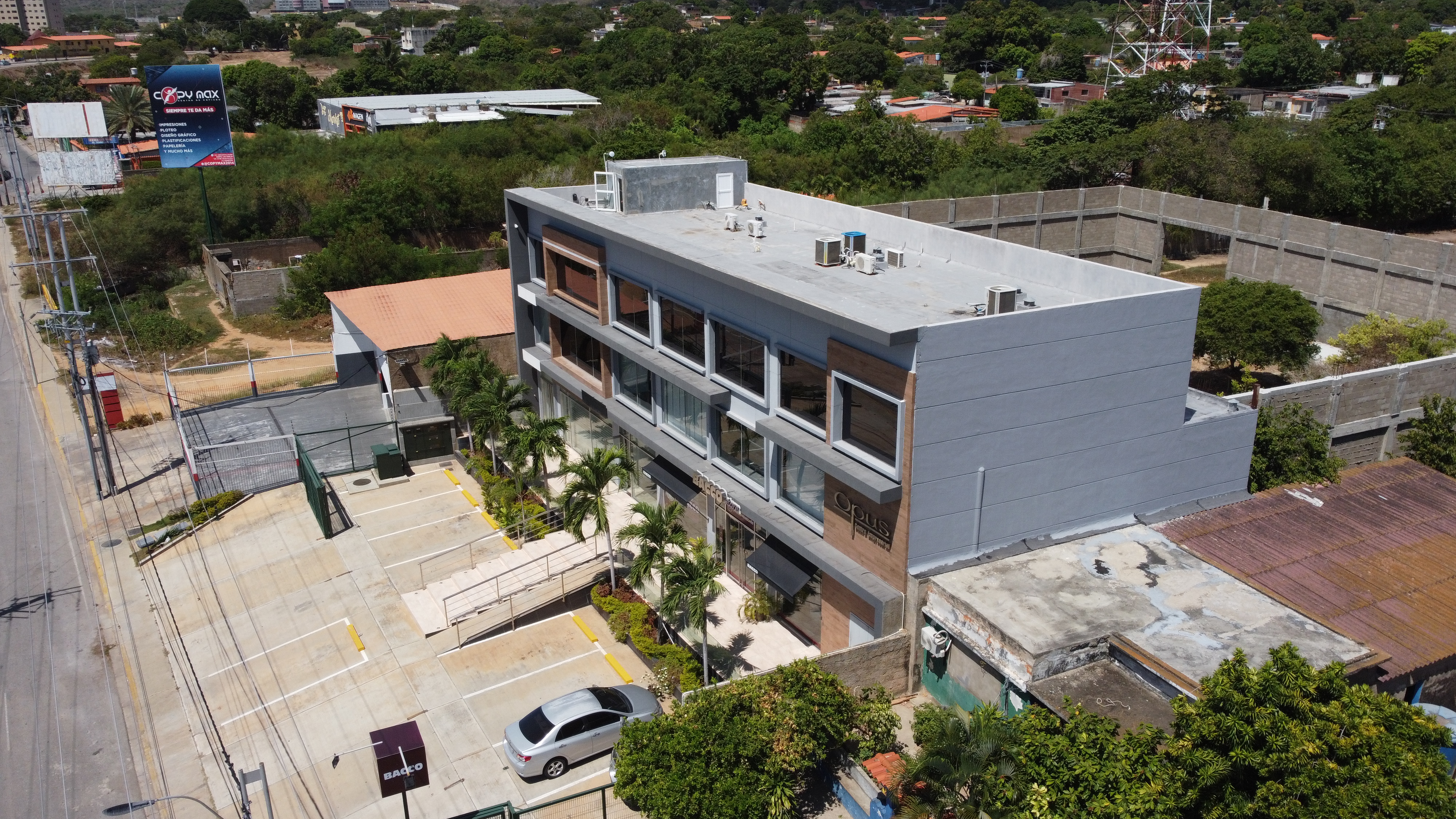 CENTRO EMPRESARIAL EN LOS ROBLES EN VENTA