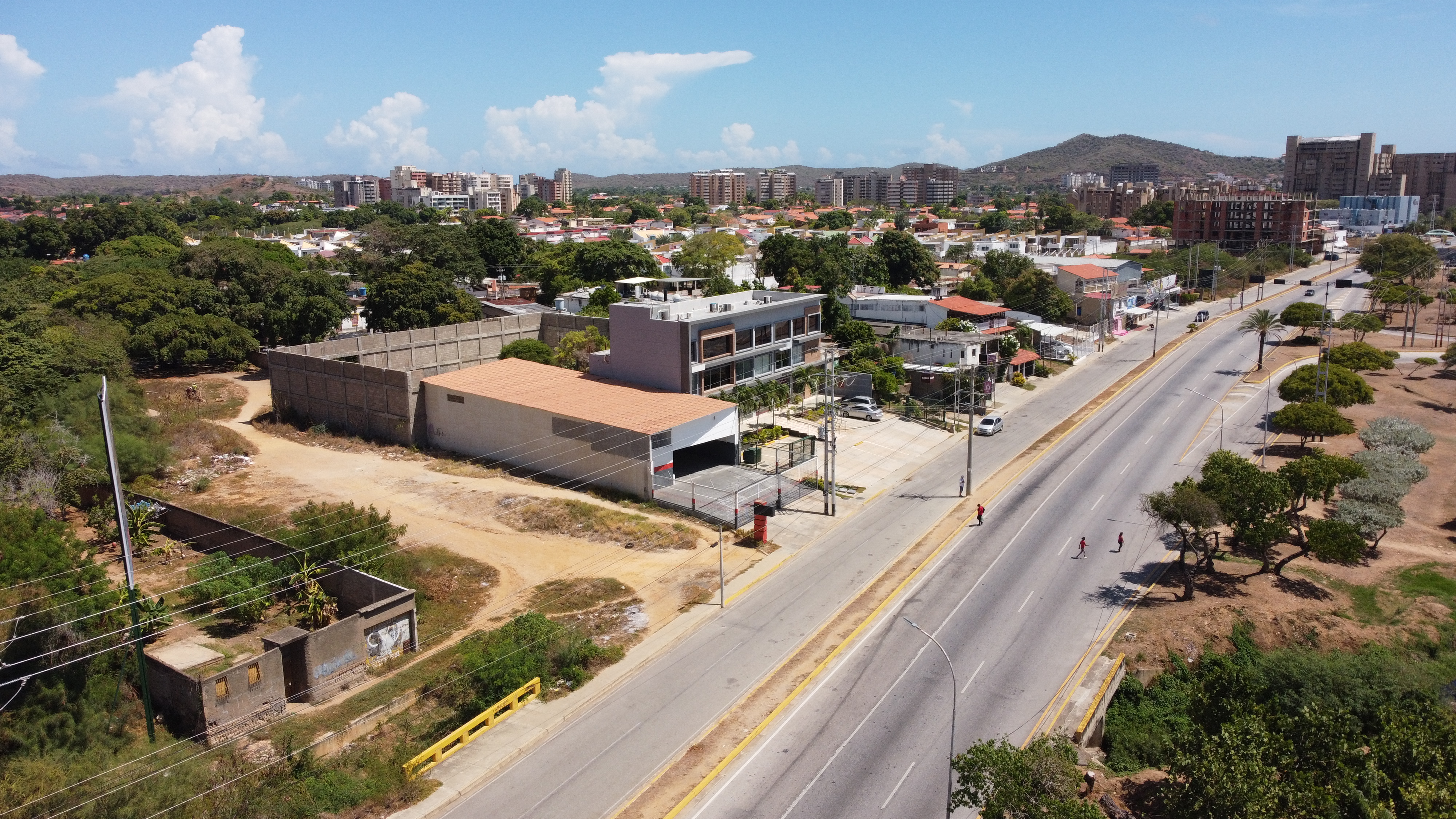 CENTRO EMPRESARIAL EN LOS ROBLES EN VENTA