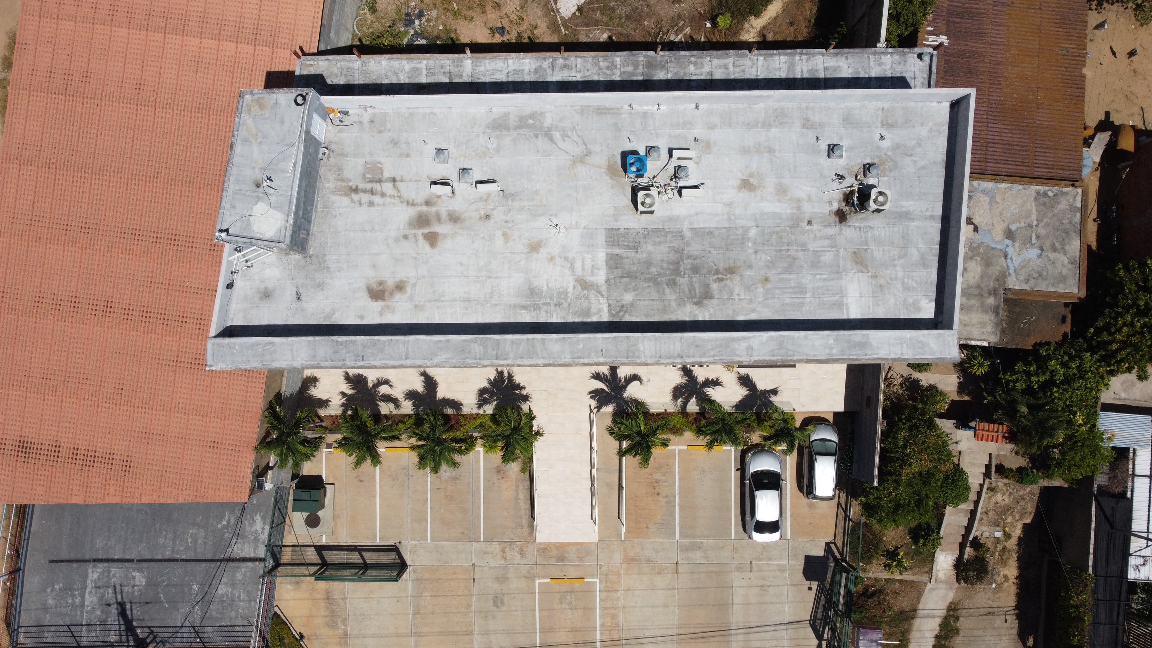 CENTRO EMPRESARIAL EN LOS ROBLES EN VENTA