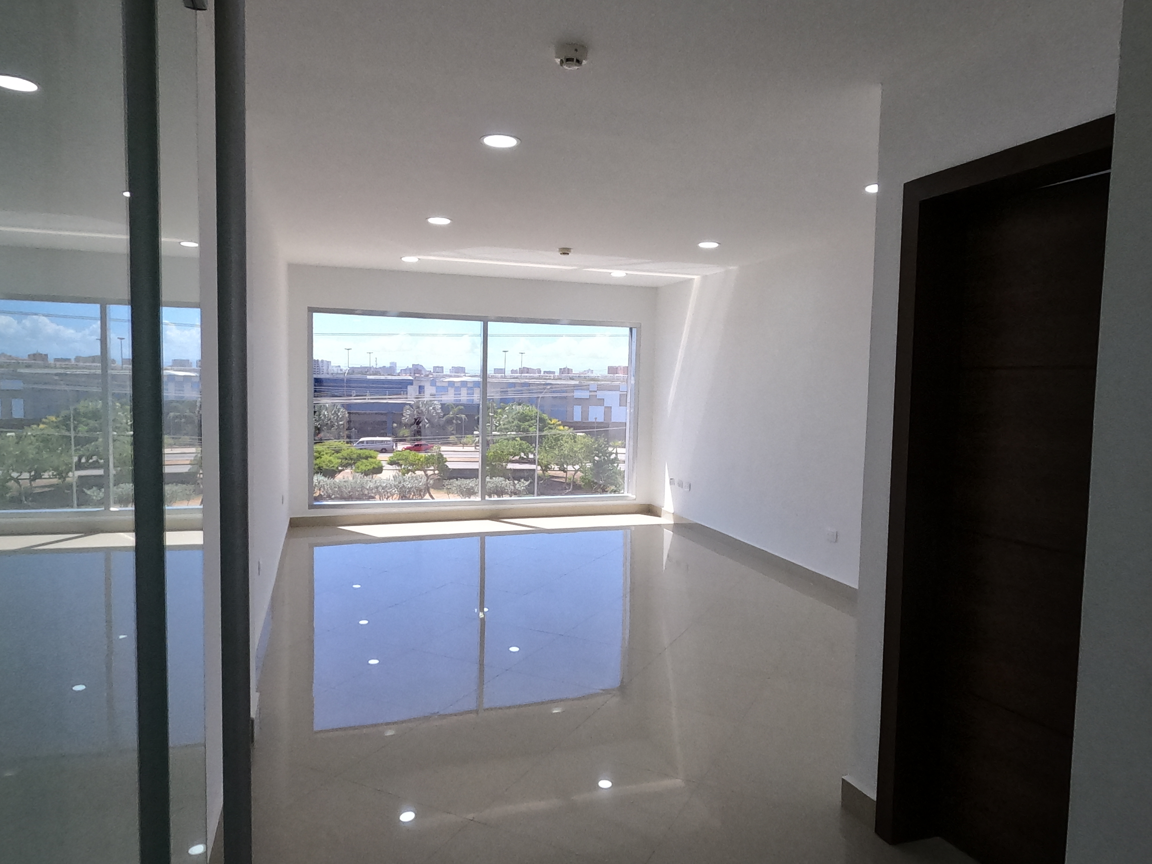 CENTRO EMPRESARIAL EN LOS ROBLES EN VENTA