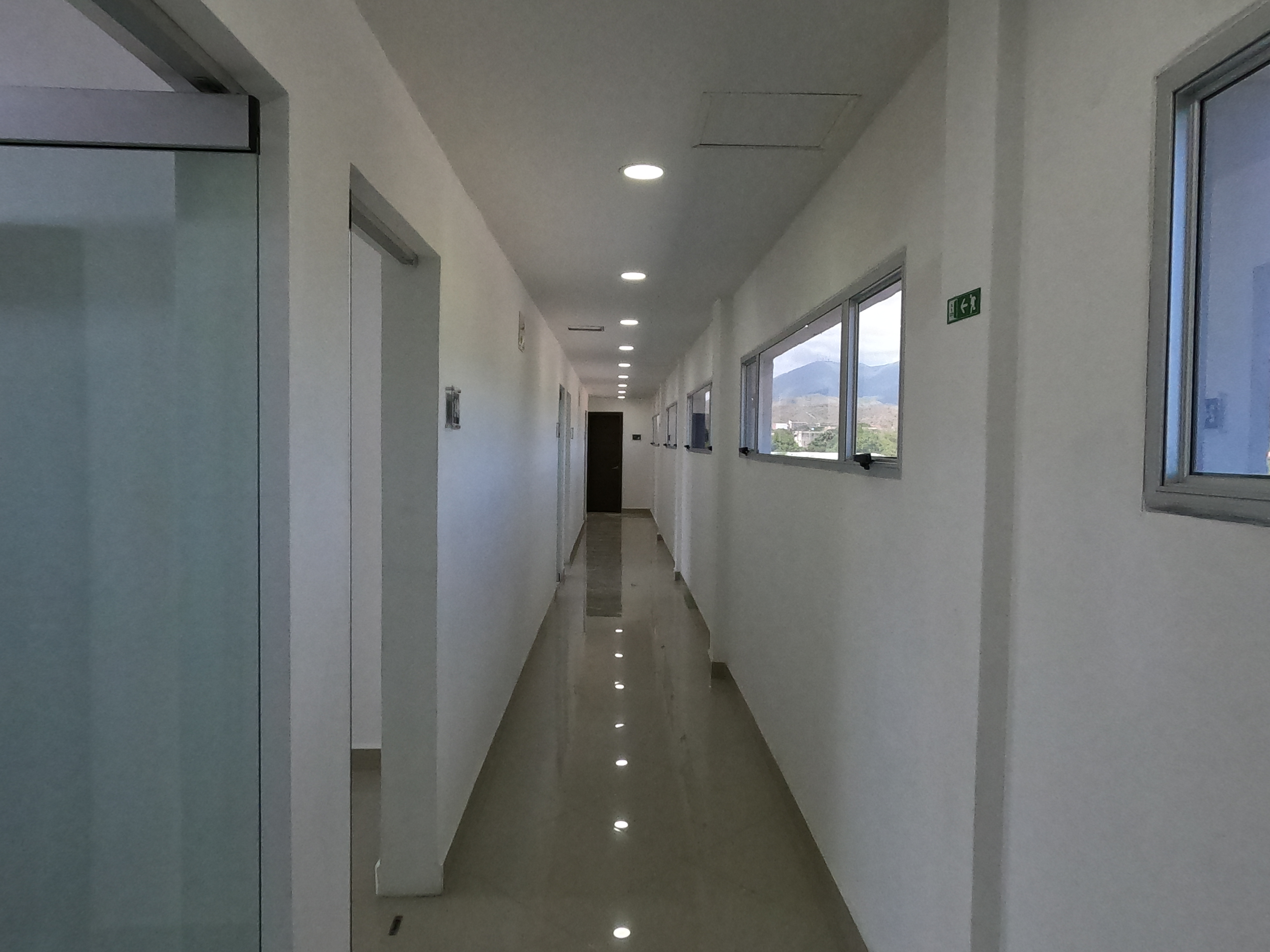 CENTRO EMPRESARIAL EN LOS ROBLES EN VENTA