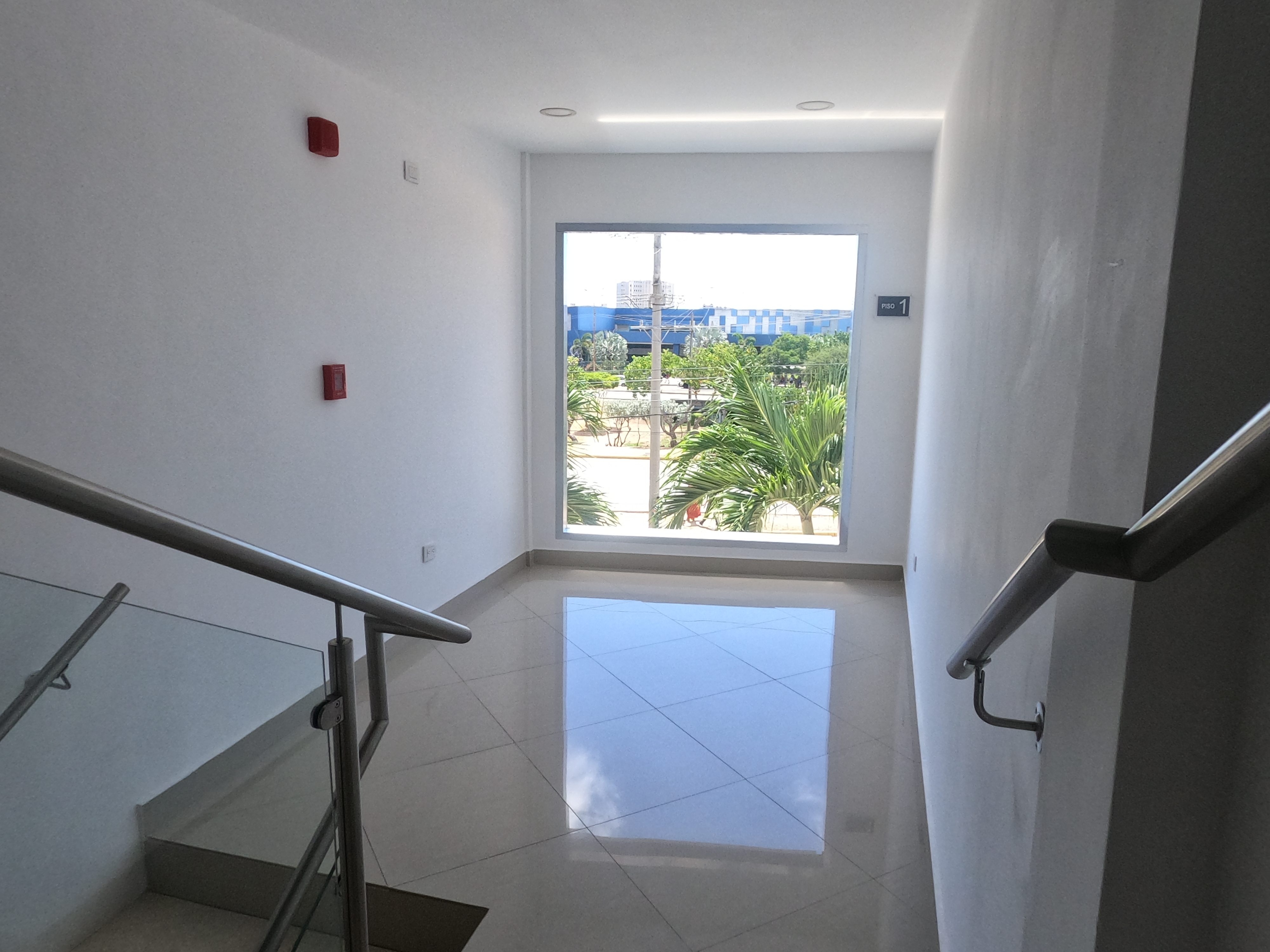 CENTRO EMPRESARIAL EN LOS ROBLES EN VENTA