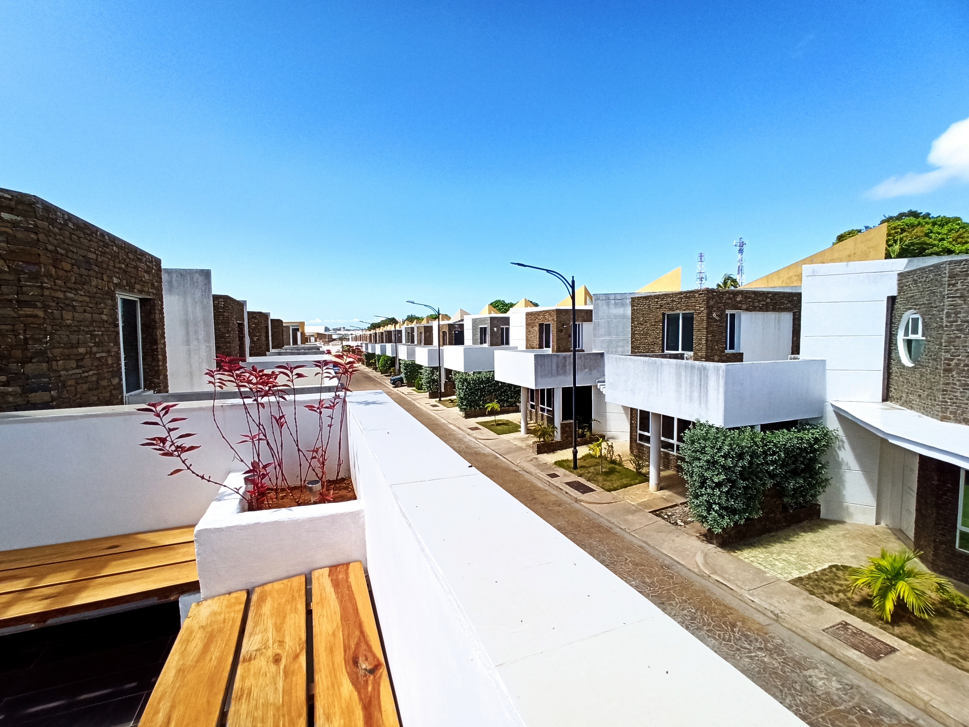 TOWNHOUSE EN LOS ROBLES EN VENTA