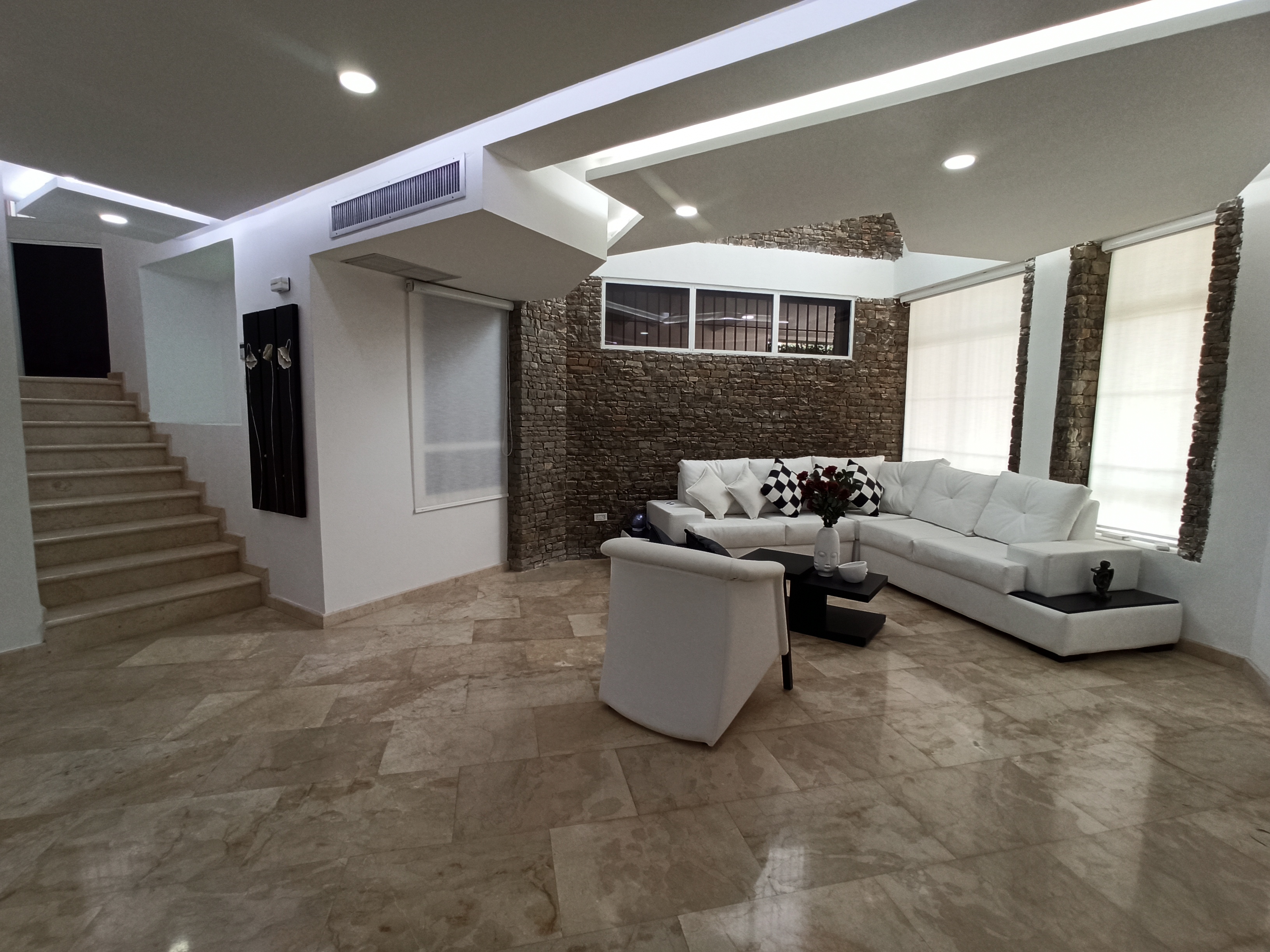 TOWNHOUSE EN LOS ROBLES