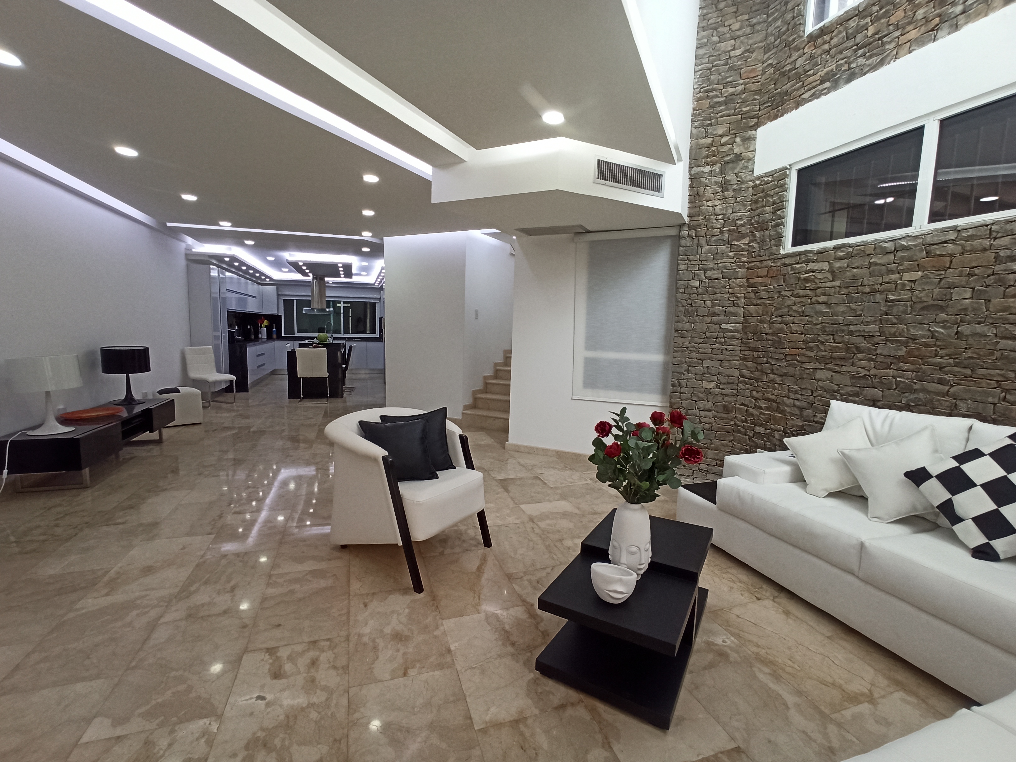 TOWNHOUSE EN LOS ROBLES