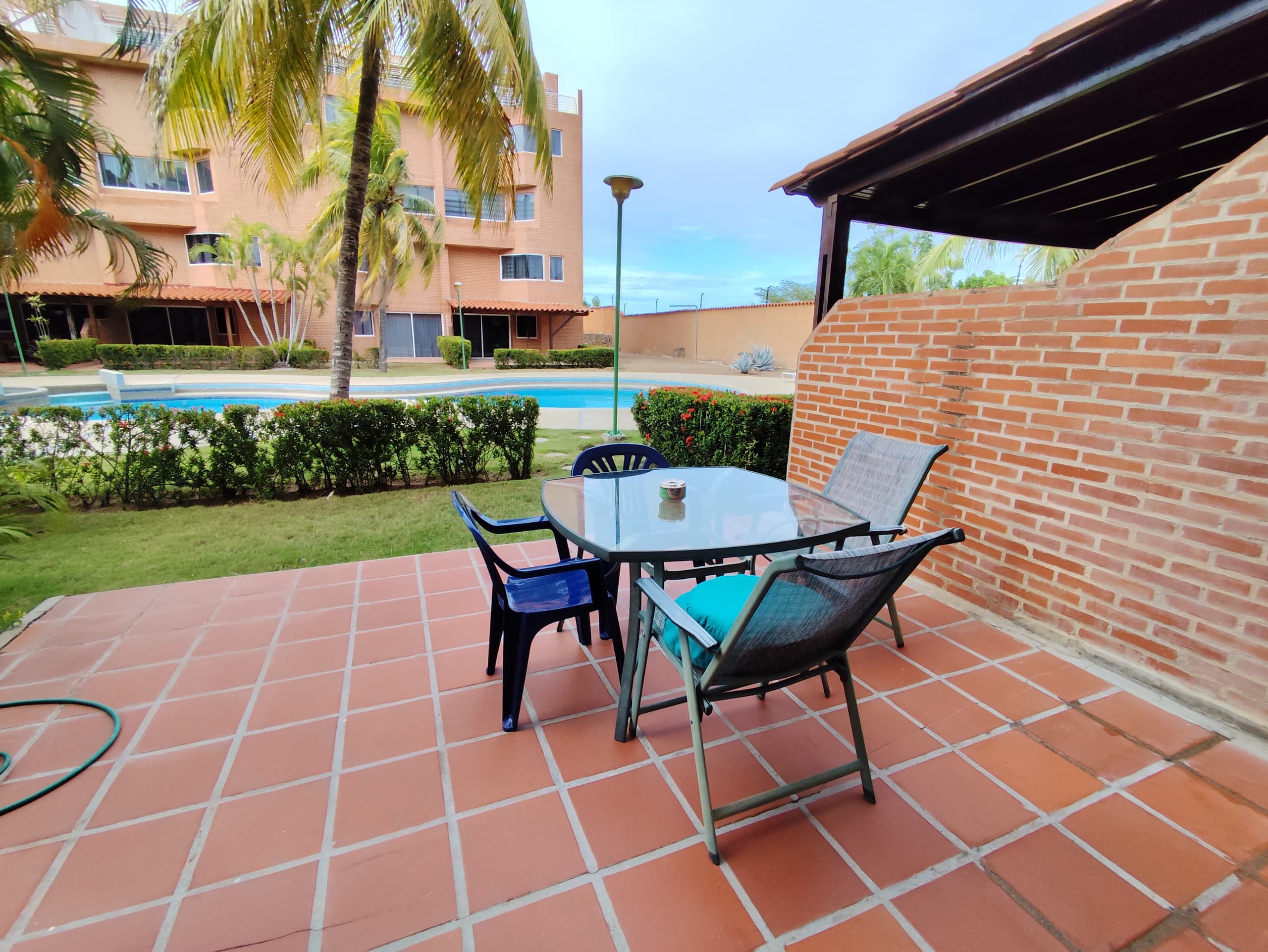 APARTO-QUINTA EN VENTA EN LA ARBOLEDA, PORLAMAR.