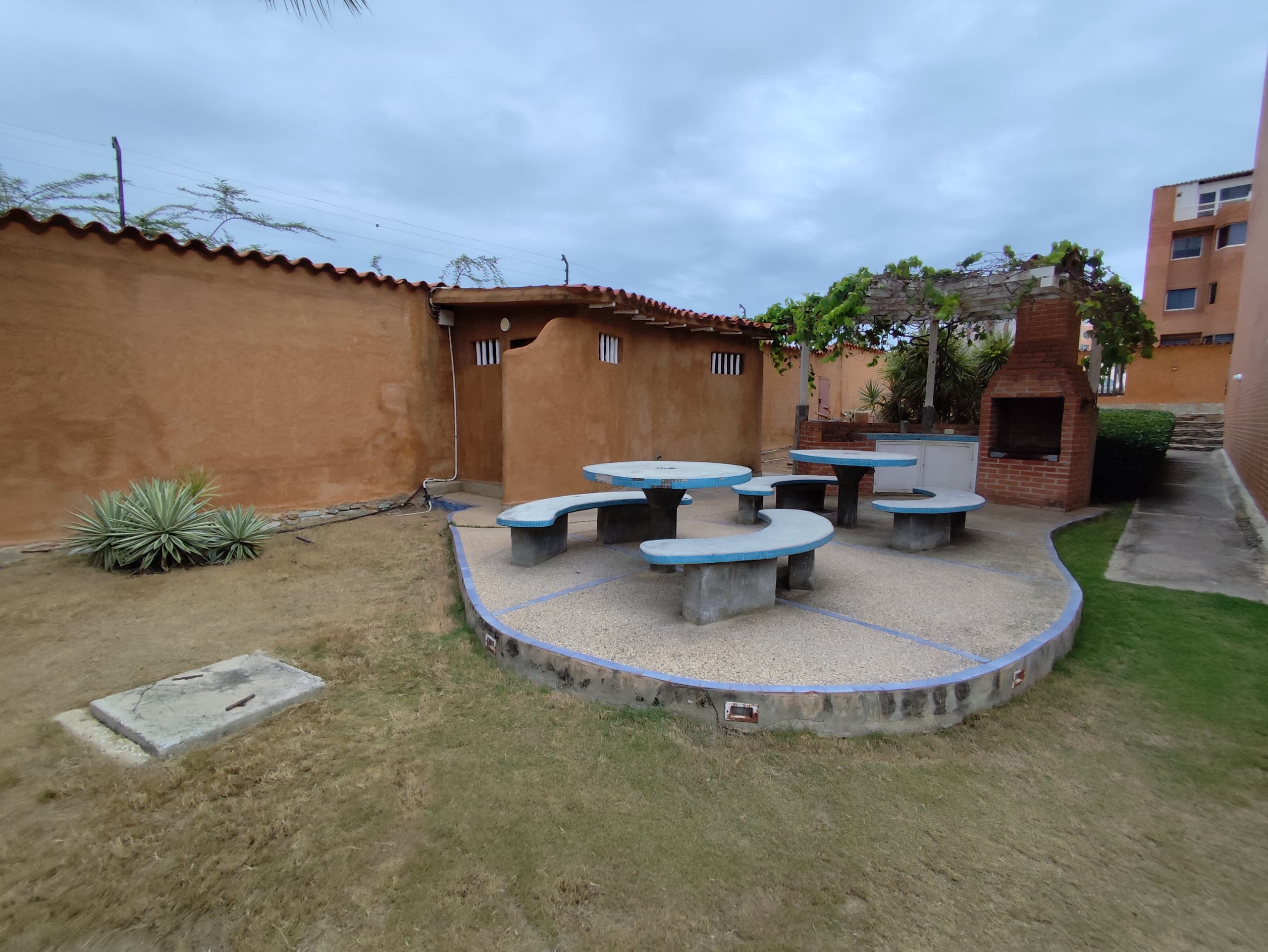 APARTO-QUINTA EN VENTA EN LA ARBOLEDA, PORLAMAR.