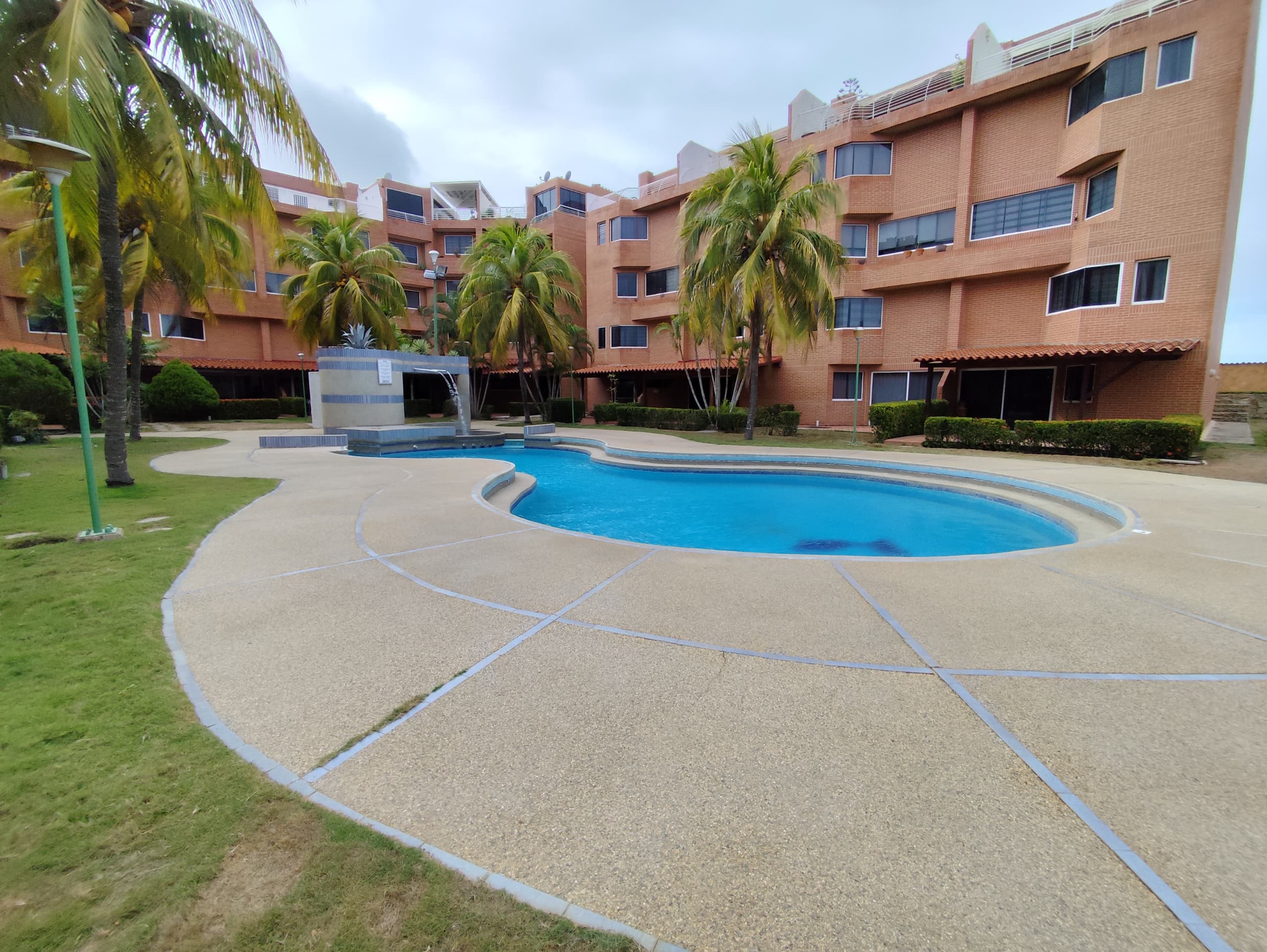 APARTO-QUINTA EN VENTA EN LA ARBOLEDA, PORLAMAR.