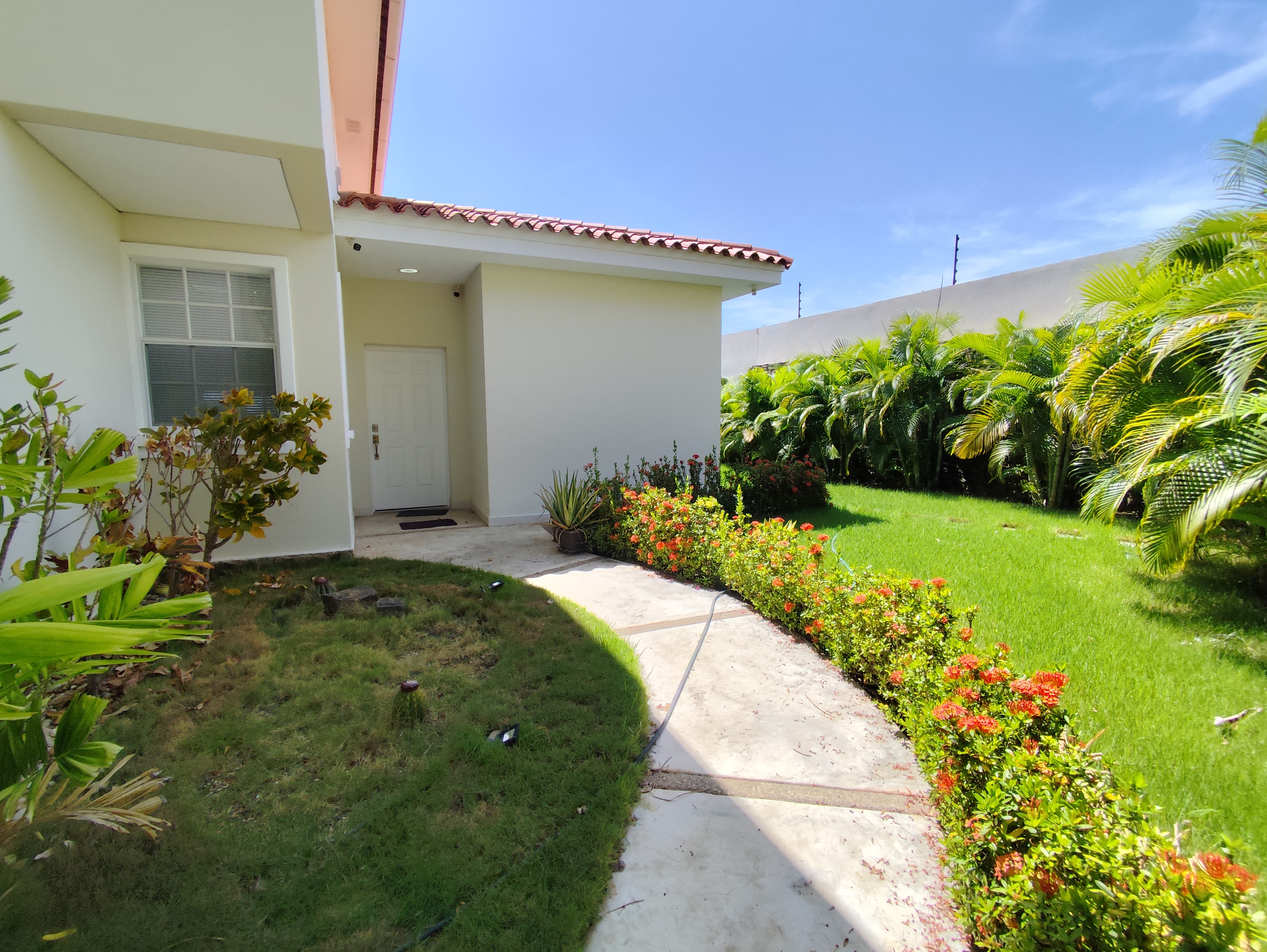 TOWNHOUSE EN VENTA EN ZONA ESTE