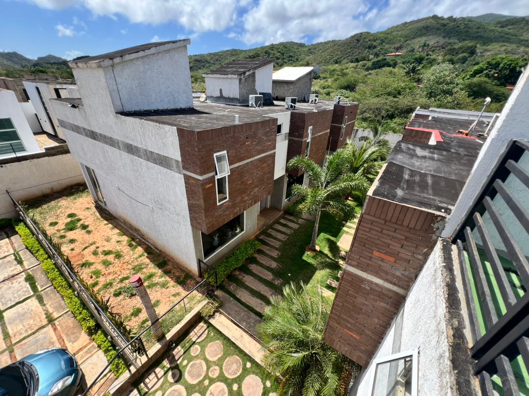 TOWN HOUSE EN VENTA LA ASUNCION