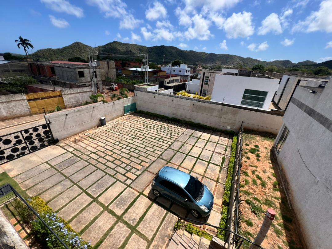 TOWN HOUSE EN VENTA LA ASUNCION