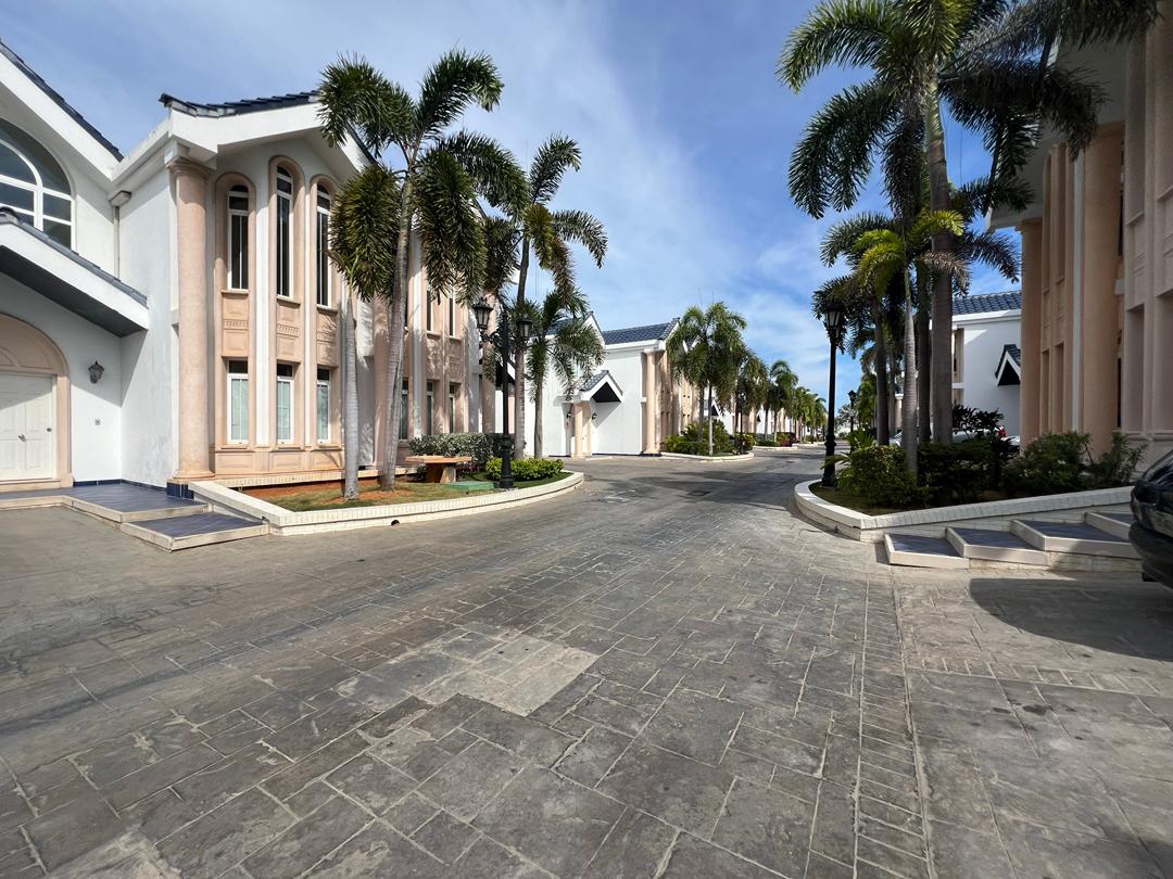 TOWNHOUSE EN SABANAMAR, EN VENTA