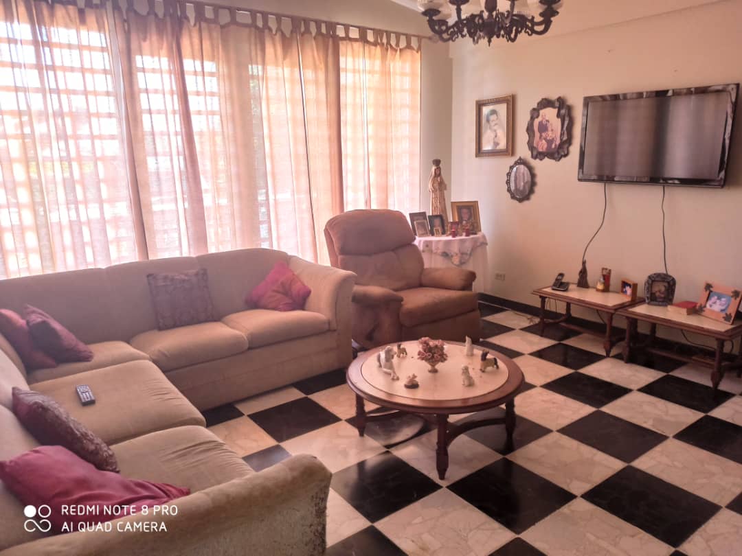 APARTMENT WITH COMMERCIAL PREMISES (RESTAURANT) ON 4 DE MAYO, FOR SALE